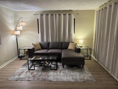 Vintage 2 Bedroom 1.5 Bathroom Condo Lake View