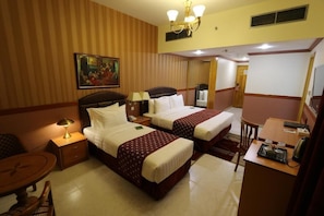 Een kluis op de kamer, een strijkplank/strijkijzer, gratis wifi