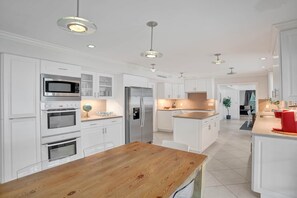 Microonde, forno, piano cottura, lavastoviglie