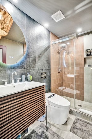 Douche, bidet, serviettes fournies, papier toilette