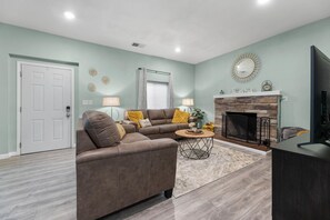Smart TV, fireplace, books - Gateway to Sequoia NF & near Springville Ranch Wedding Venue•Firepit•Sleeps 10 (Springville)