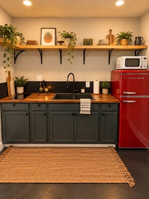 Unclassified image, 5 of 8, button - Central Pensacola Studio, Groovy & Spacious (Pensacola)