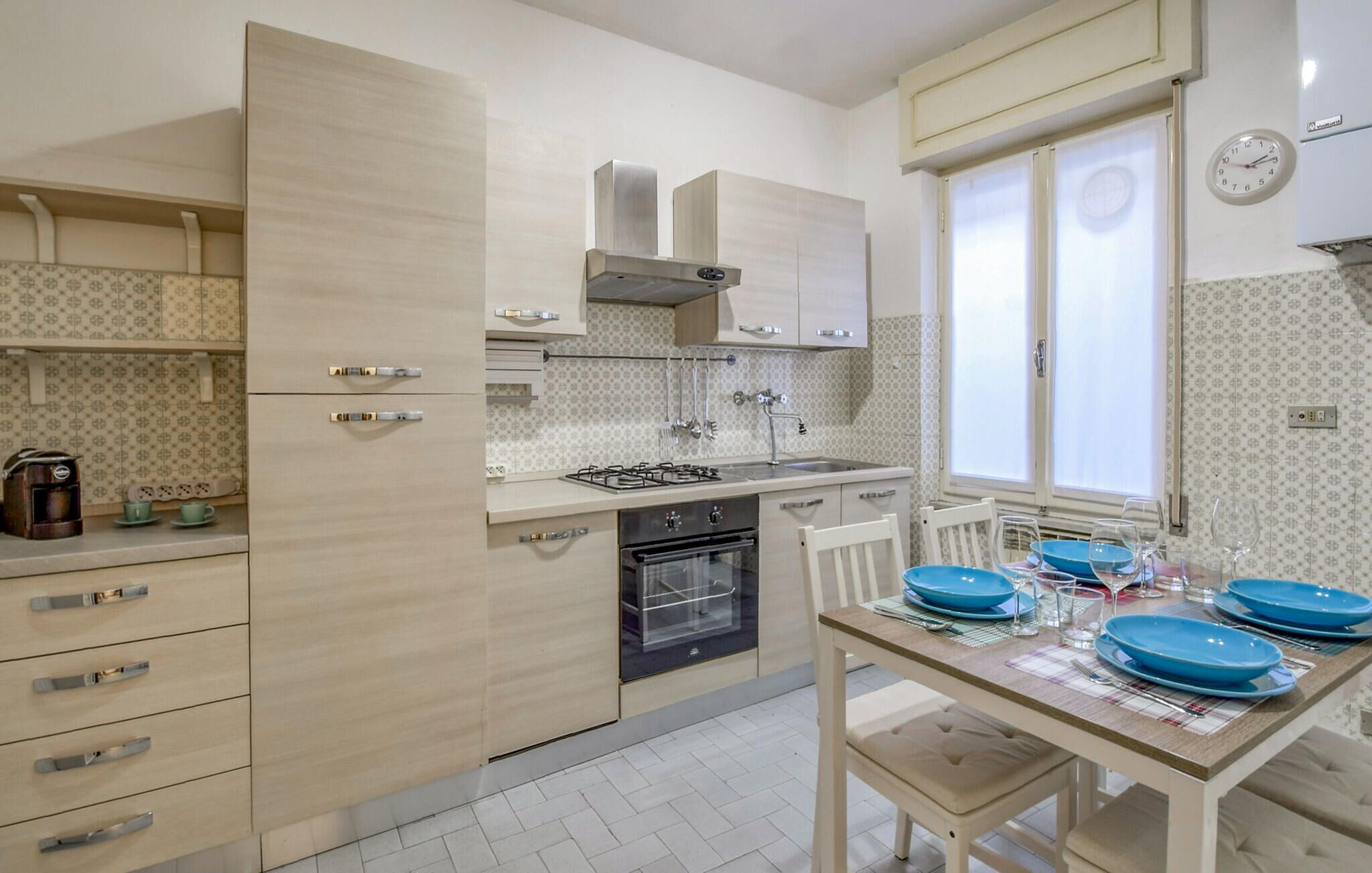 Réfrigérateur, plaque de cuisson, lave-vaisselle, cafetière/bouilloire