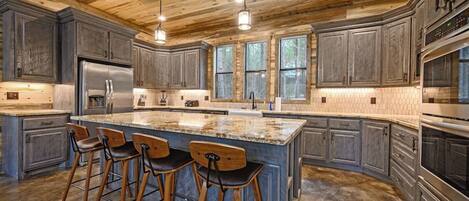 冷蔵庫、電子レンジ、オーブン、コンロ