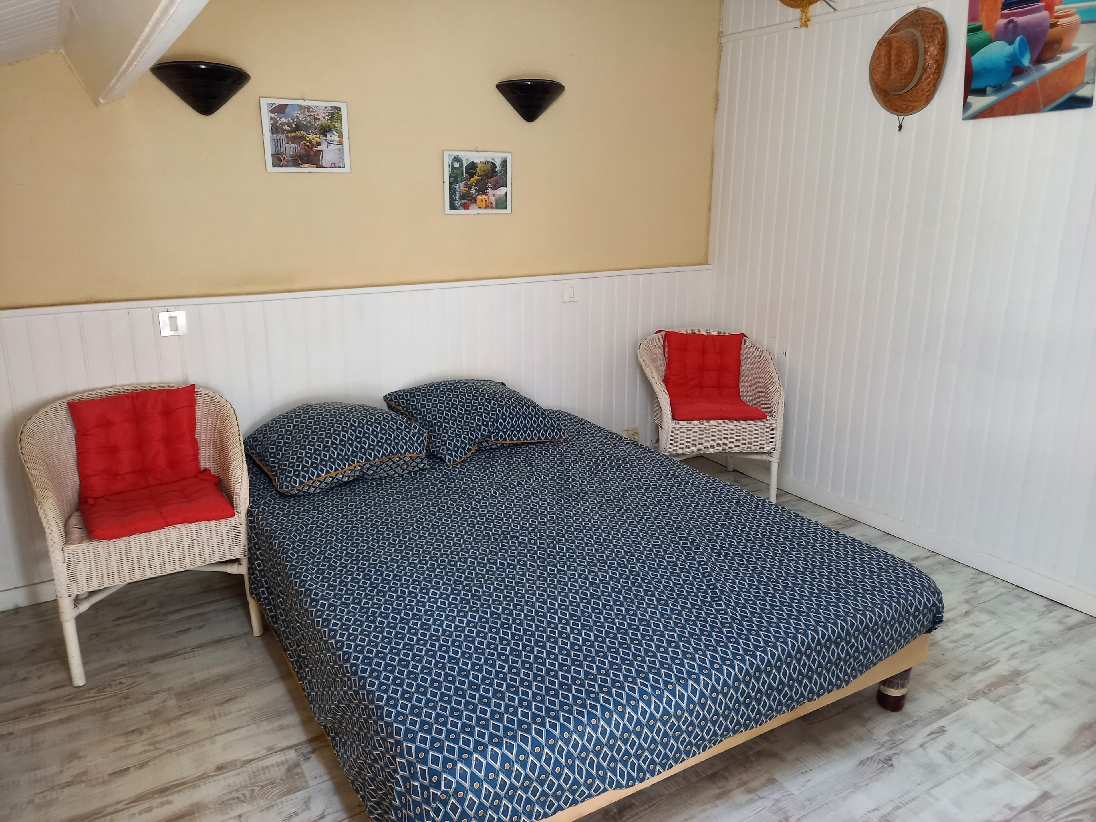 2 chambres, bureau, fer et planche à repasser, lit parapluie