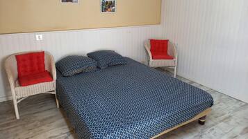 2 chambres, bureau, fer et planche à repasser, lit parapluie