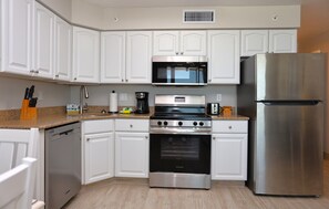 Kylskåp, mikrovågsugn, ugn och spishäll