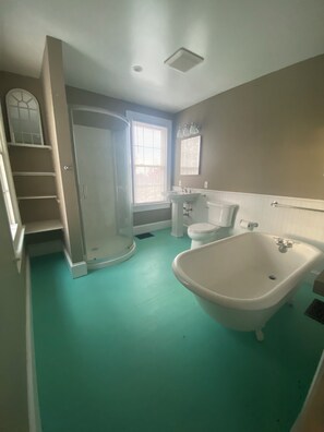 Secador de pelo, toallas, jabón y papel higiénico