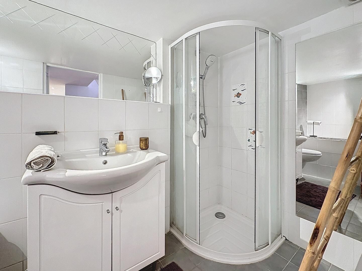 Douche, sèche-cheveux, serviettes fournies, savon