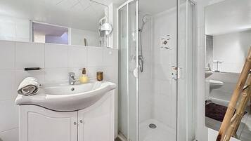 Douche, sĂšche-cheveux, serviettes fournies, savon