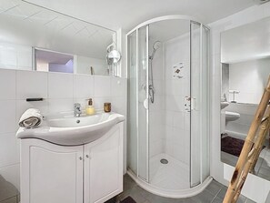 Shower, hair dryer, towels, soap - "DesignLoftSophia" vacation apartment in the historic old town of Grasse (Grasse)