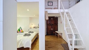 Ein Schlafzimmer mit einem Bett, einem Nachttisch und Holzboden.