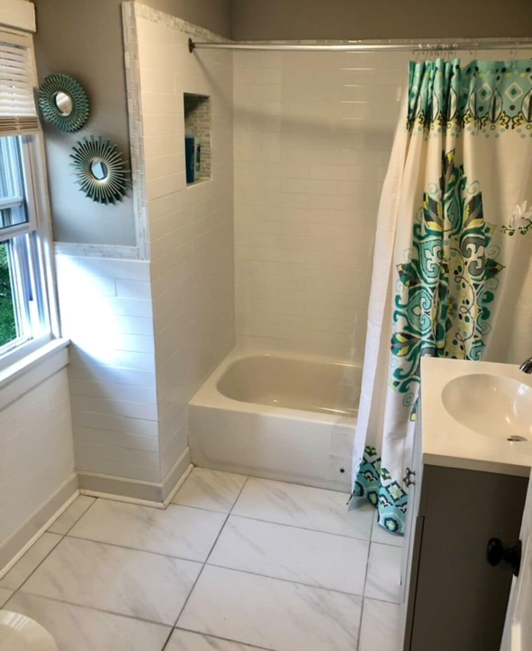 Sèche-cheveux, serviettes fournies, savon, papier toilette