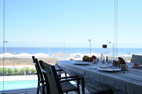 Outdoor dining - SE125 - Senigallia, exclusive sea front three-room apartment with swimming pool (Senigallia)