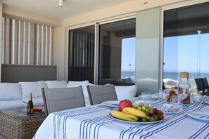 Outdoor dining - SE125 - Senigallia, exclusive sea front three-room apartment with swimming pool (Senigallia)