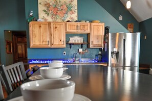 Private kitchen - Private 78 Acres with 5-acre lake and wedding venue in Lucasville, OH (Lucasville)