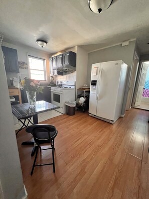 Fridge, microwave, oven, stovetop - Charming 2-bedroom apartment in wonderful Queens with WiFi and Parking (Queens)