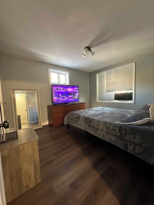 2 bedrooms, desk, iron/ironing board, WiFi - Charming 2-bedroom apartment in wonderful Queens with WiFi and Parking (Queens)