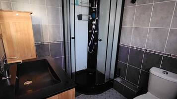 Douche, sĂšche-cheveux, bidet, serviettes fournies