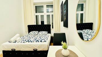 5 Schlafzimmer, Schreibtisch, Bügeleisen/Bügelbrett, WLAN