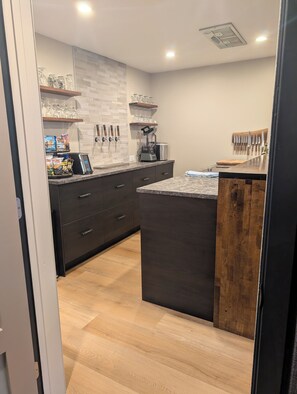 Fridge, microwave, oven, stovetop - Charming 2-bedroom, "garden level," abode. Located within Denver metro (Denver)