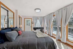 2 habitaciones, escritorio y tabla de planchar con plancha