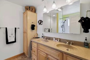 Douche, séchoir à cheveux, serviettes fournies