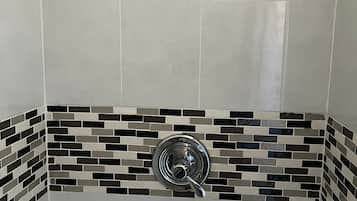 Douche, sĂšche-cheveux, serviettes fournies, papier toilette