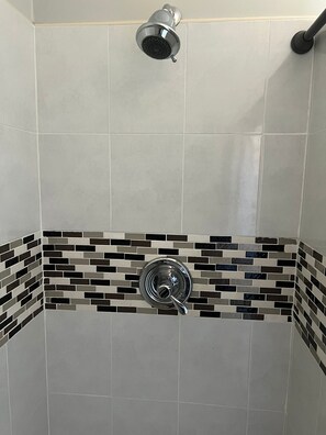 Douche, séchoir à cheveux, serviettes fournies, papier de toilette