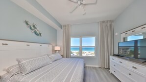 2 bedrooms, iron/ironing board, free WiFi, bed sheets - Ocean Sunset View, Steps to Beach (Madeira Beach)