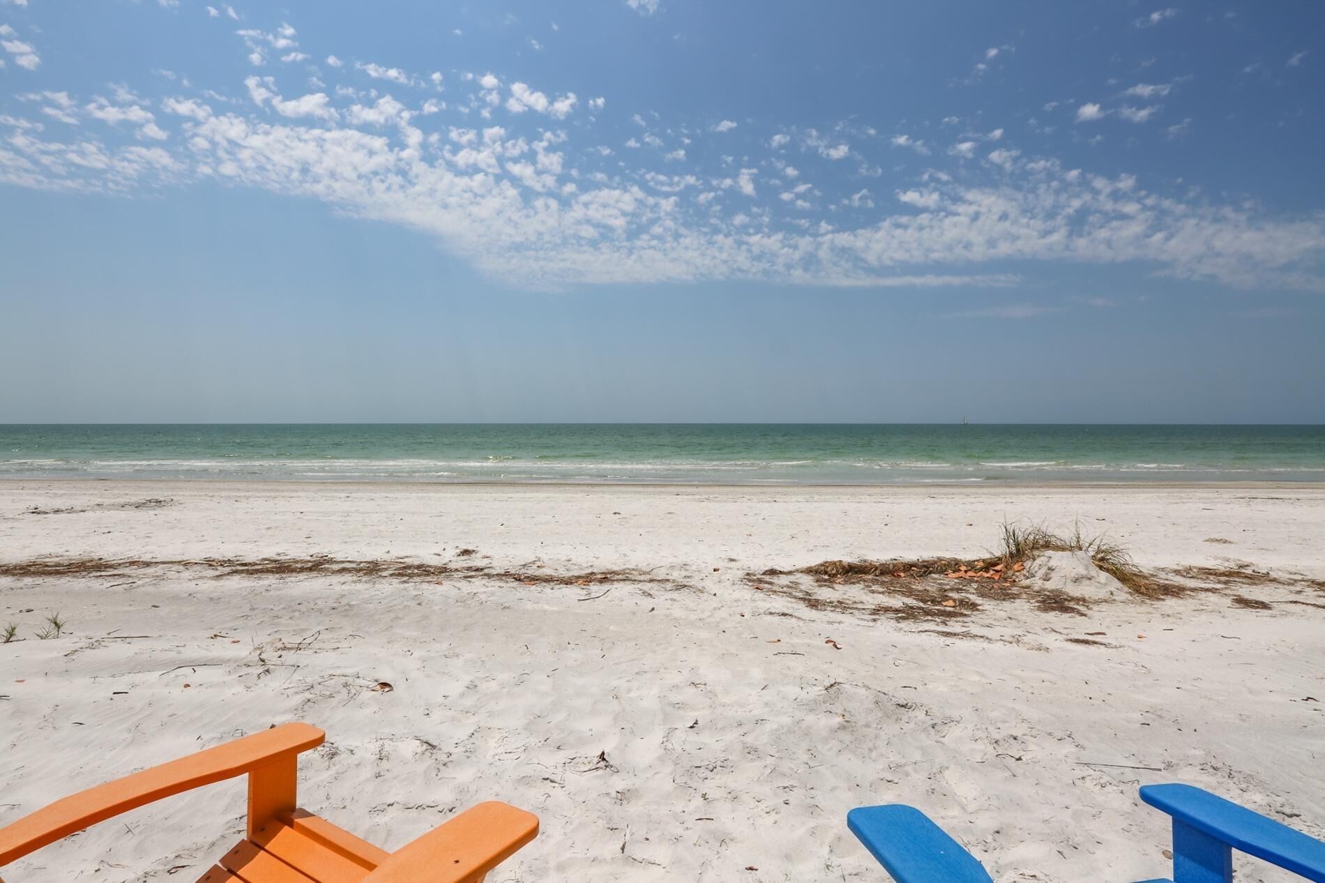 Beach nearby, sun loungers, beach towels