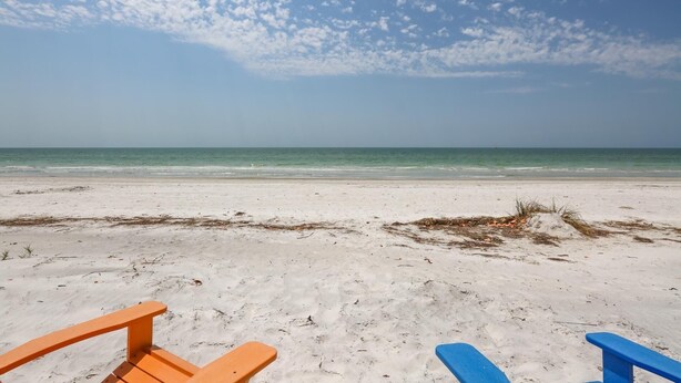 Beach nearby, sun-loungers, beach towels - Ocean Sunset View, Steps to Beach (Madeira Beach)