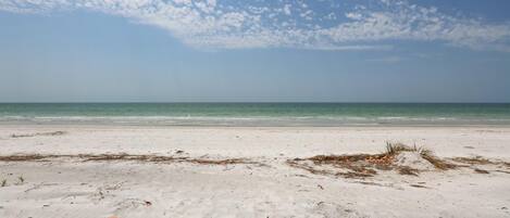 Beach nearby, sun-loungers, beach towels