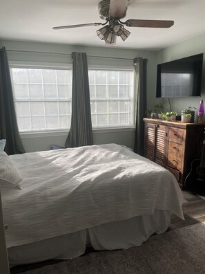 6 bedrooms, WiFi, bed sheets - Spacious Retreat with room for large groups! 2 living areas and a large kitchen. (Calhoun)