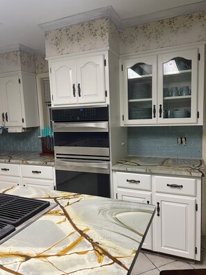 Fridge, microwave, oven, stovetop - Spacious Retreat with room for large groups! 2 living areas and a large kitchen. (Calhoun)