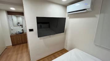 经典双人房 | 高档床上用品、办公桌、笔记本电脑工作区、隔音