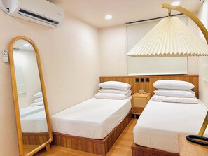 Luxe beddengoed, een bureau, een laptopwerkplek, geluiddichte muren