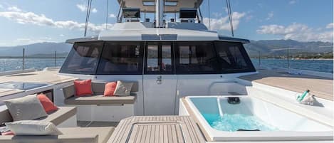 Tina de hidromasaje al aire libre