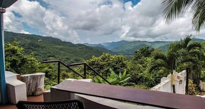 K-Rae's Irish Pub and Inn - Cabina Roja