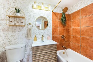Séchoir à cheveux, serviettes fournies, savon, papier de toilette