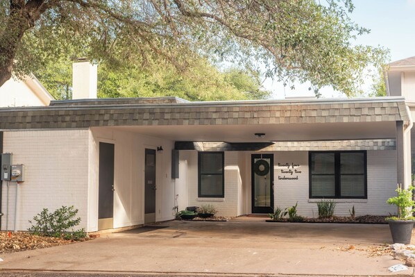 Exterior - Perfect blend of style and serenity in this 3-br, 2-bath bungalow guest house.  (San Angelo)