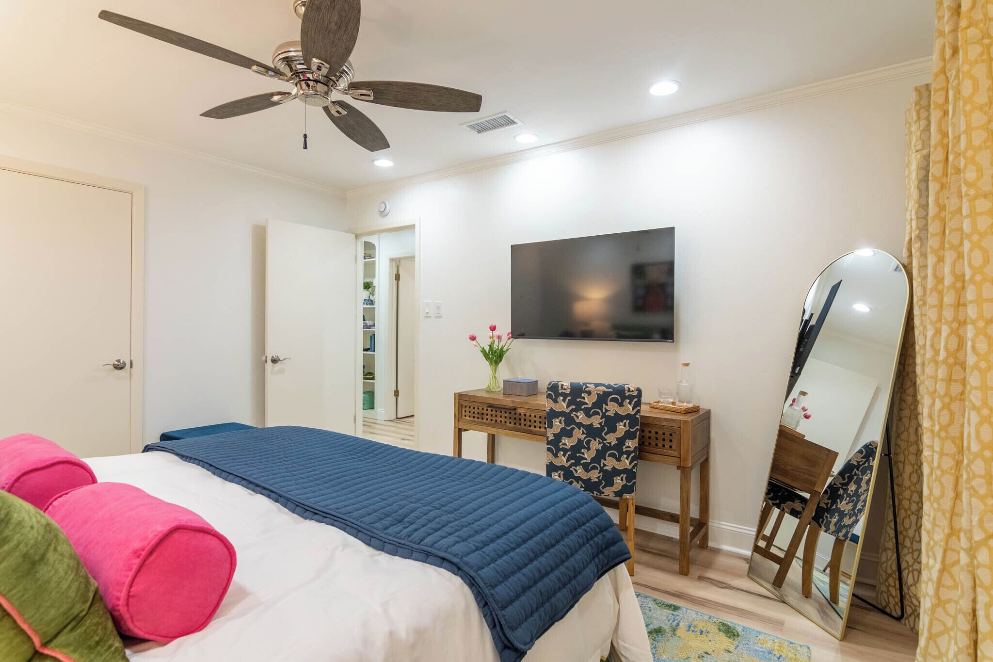 3 bedrooms, desk, iron/ironing board, travel crib