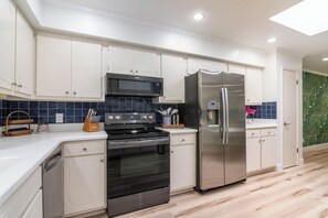 冰箱、微波炉、烤箱、炉灶