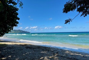 Beach nearby, sun-loungers, beach towels