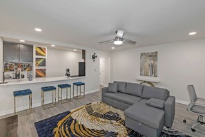 Smart TV - Cozy 1-Bedroom Condo in Downtown Atlanta (Atlanta)