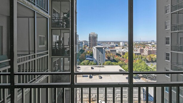 Un immeuble de grande hauteur doté de nombreux balcons et offrant une vue sur le paysage urbain.