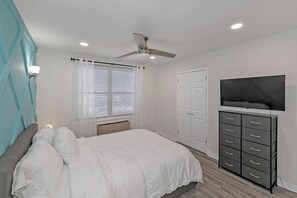 1 bedroom, desk, iron/ironing board, free WiFi - Cozy 1-Bedroom Condo in Downtown Atlanta (Atlanta)