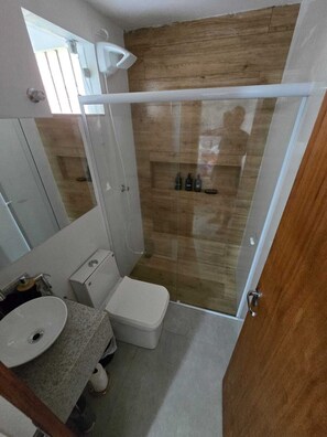 Dusche, Haartrockner, Handtücher, Seife