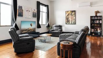 Smart-TV, bordtennis, bøker og musikkbibliotek