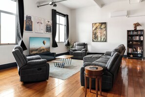 Smart TV, tenis de mesa, libros y biblioteca musical 